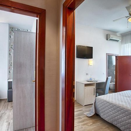 Hotel Mirabel Ріміні Екстер'єр фото