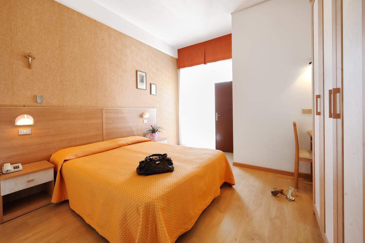Hotel Mirabel Ріміні Екстер'єр фото