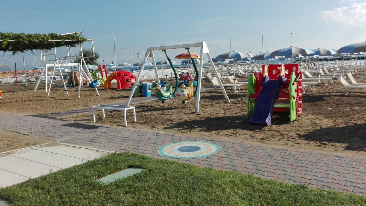 Hotel Mirabel Ріміні Екстер'єр фото
